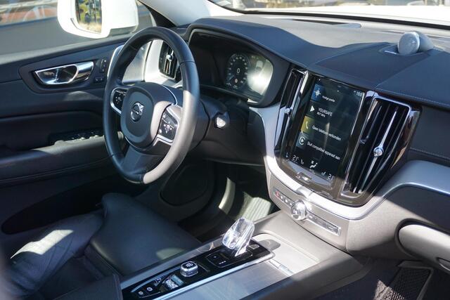 Volvo XC60 2.0 Recharge T8 AWD Inscription | B&W | PANO | Trekhaak | Lucht. ver