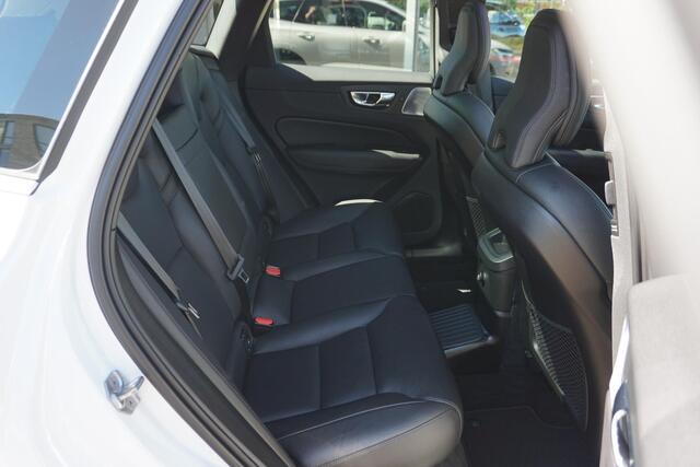 Volvo XC60 2.0 Recharge T8 AWD Inscription | B&W | PANO | Trekhaak | Lucht. ver
