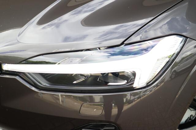 Volvo XC60 2.0 T6 Plug-in hybrid AWD Ultra Dark | Betreft Demo Vos Oss MY25| Schuif/ kanteldak| Geventileerde voorstoelen met massagefunctie| Luchtvering| 360* Camera| Harman Kardon audiosysteem|