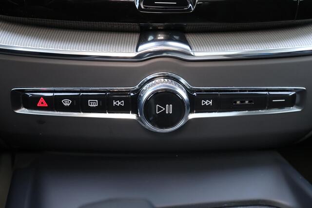 Volvo XC60 T6 Recharge AWD Ultimate Dark - Luchtvering - Panorama/schuifdak - IntelliSafe Assist & Surround - 360º Camera - Bowers & Wilkins audio - Adaptieve LED koplampen - Verwarmde voorstoelen, stuur & achterbank - Parkeersensoren voor & achter - Elektr. bedienb