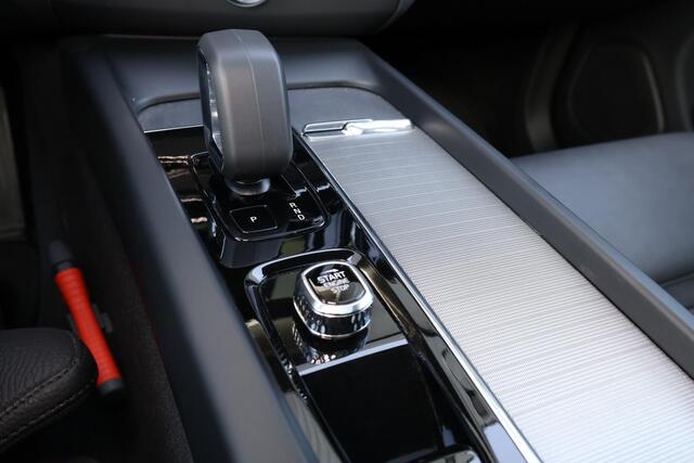Volvo XC60 T6 Recharge AWD Ultimate Dark - Luchtvering - Panorama/schuifdak - IntelliSafe Assist & Surround - 360º Camera - Bowers & Wilkins audio - Adaptieve LED koplampen - Verwarmde voorstoelen, stuur & achterbank - Parkeersensoren voor & achter - Elektr. bedienb