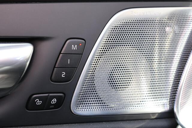 Volvo XC60 T6 Recharge AWD Ultimate Dark - Luchtvering - Panorama/schuifdak - IntelliSafe Assist & Surround - 360º Camera - Bowers & Wilkins audio - Adaptieve LED koplampen - Verwarmde voorstoelen, stuur & achterbank - Parkeersensoren voor & achter - Elektr. bedienb