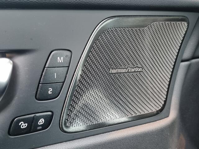 Volvo XC60 2.0 T6 Plug-in hybrid AWD Plus Dark PANO / TREKHAAK / 360 CAMERA / HARMAN KARDON