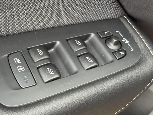 Volvo XC60 2.0 T8 Twin Engine AWD R-Design | Trekhaak | Bowers & Wilkins | Luchtvering | Panoramadak | 360° Camera | Stoel + stuurverwarming | DAB | Head-up display |
