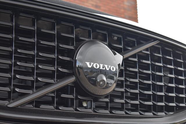 Volvo XC60 T6 350PK Plug-in hybrid AWD Ultra Black Edition | Gelamineerde zijruiten | Luchtvering | Visual park assist