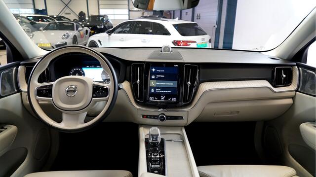 Volvo XC60 2.0 T6 AWD 250kW/340pk Aut8 Recharge Inscription BOWERS&WILKINS + HEAD UP + BLIS + PANORAMADAK + ADAPT.CRUISE + PILOT ASSIST + SPORTSTOELEN + CAMERA + ADAPTIVE LED + EL.TREKHAAK + STOEL-&STUURVERWARMING + BLIS + PARKSENSOREN V&A + 22" LM-VELGEN!!