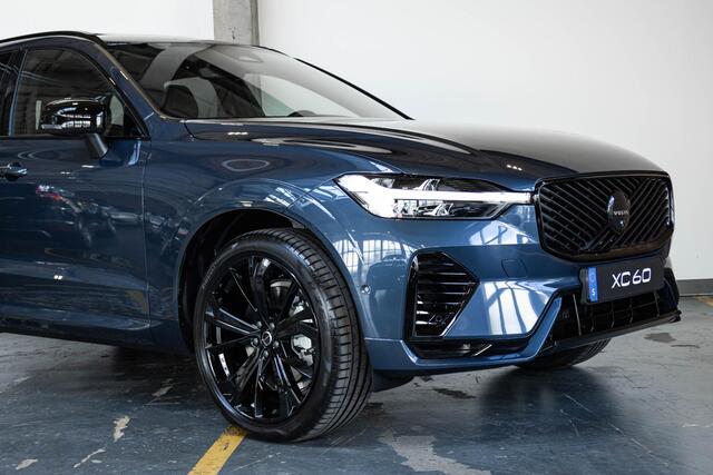Volvo XC60 T6 Plug-in hybrid AWD Ultra Black Edition | Nieuw model! | Direct leverbaar | Adaptive cruise control | Google infotainment | luchtvering | Harman Kardon premium audio | 360° Parkeercamera | Parkeersensoren voor + achter | Stoel en stuurwiel verwarming | 