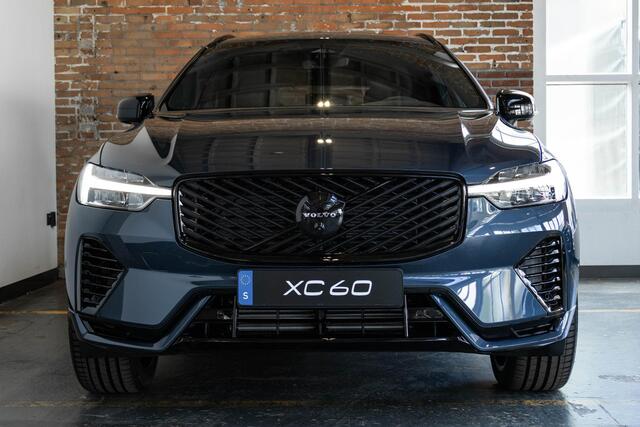 Volvo XC60 T6 Plug-in hybrid AWD Ultra Black Edition | Nieuw model! | Direct leverbaar | Adaptive cruise control | Google infotainment | luchtvering | Harman Kardon premium audio | 360° Parkeercamera | Parkeersensoren voor + achter | Stoel en stuurwiel verwarming | 