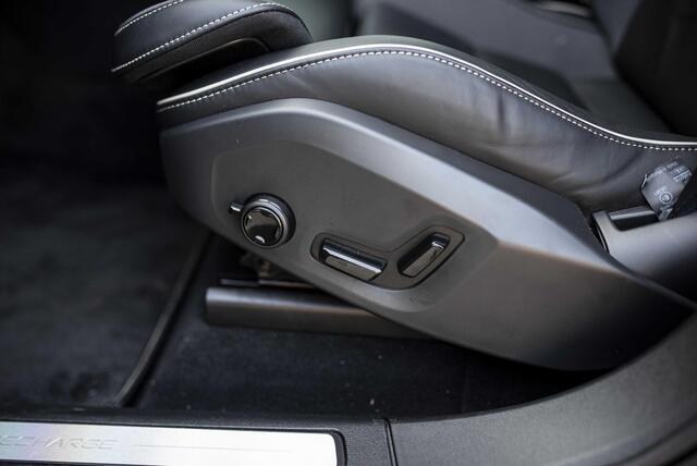 Volvo XC60 2.0 T8 Twin Engine AWD R-Design | Trekhaak | Luxury Line | Adaptieve Cruise Control | Head Up Display | 360 Camera | | Scandinavian Line | 21" |