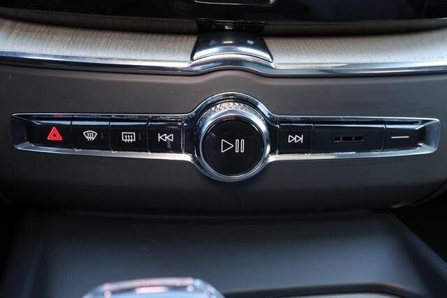 Volvo XC60 T6 Recharge AWD Plus Dark - LONG RANGE - Luchtvering - Panorama/schuifdak - IntelliSafe Assist & Surround - 360º Camera - Adaptieve LED koplampen - Verwarmde voorstoelen, stuur & achterbank - Parkeersensoren voor & achter - Elektr. bedienb. voorstoelen me
