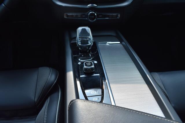 Volvo XC60 2.0 T6 Plug-in hybrid AWD R-Design PANO, LEER 69DKM