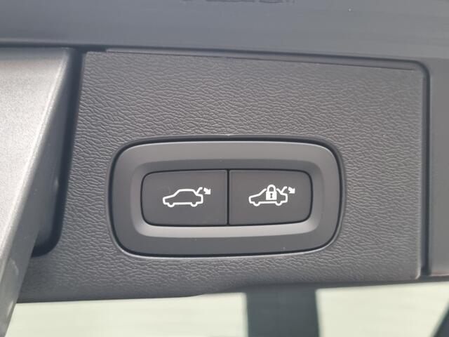 Volvo XC60 2.0 T6 Plug-in hybrid AWD Plus Bright PANO / TREKHAAK / STUURVERWARMING / HARMAN KARDON