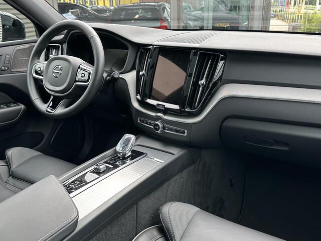 Volvo XC60 2.0 T6 Plug-in hybrid AWD Plus Dark / Trekhaak/ Pano. dak / 360 camera / Elek. verstelbare stoelen / Stoelen voor en achter verwarmd / Harman Kardon /