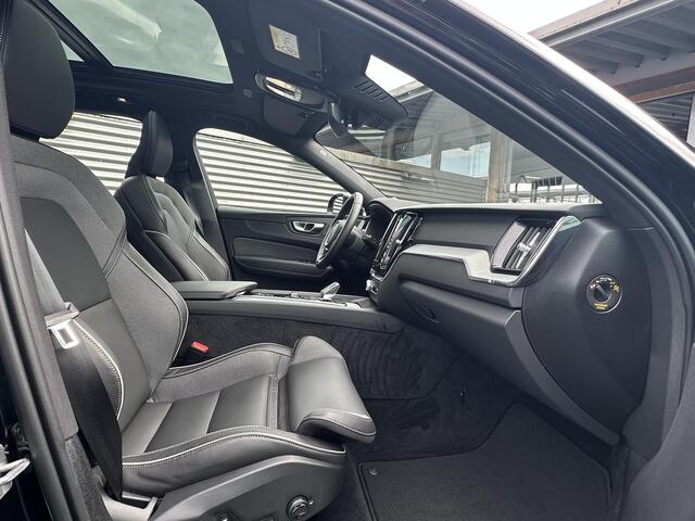 Volvo XC60 2.0 T6 Plug-in hybrid AWD Plus Dark / Trekhaak/ Pano. dak / 360 camera / Elek. verstelbare stoelen / Stoelen voor en achter verwarmd / Harman Kardon /