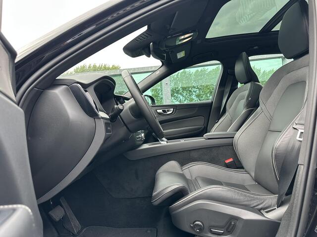 Volvo XC60 2.0 T6 Plug-in hybrid AWD Plus Dark / Trekhaak/ Pano. dak / 360 camera / Elek. verstelbare stoelen / Stoelen voor en achter verwarmd / Harman Kardon /