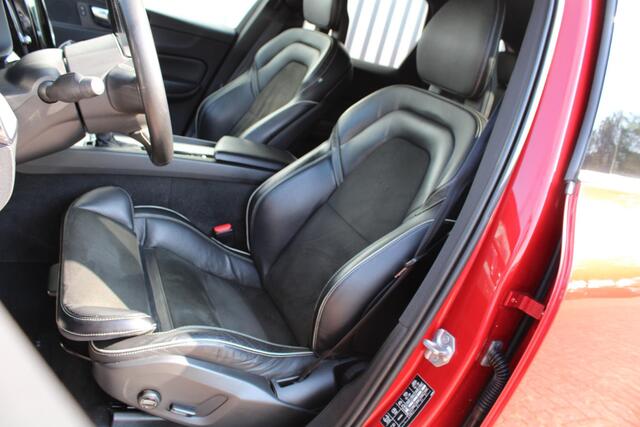 Volvo XC60 T5 Automaat AWD R-Design, | Full map navigatie | Cruise Control | Elektrisch wegklapbare trekhaak | Apple Carplay/Android Auto | BLIS | Achteruitrijcamera | R-Design interieur | Elektrisch bedienbare bestuurdersstoel | Elektrisch bedienbare achterklep |