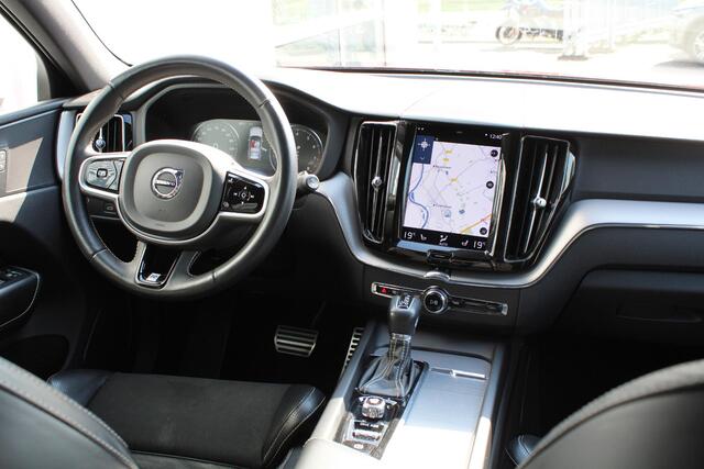 Volvo XC60 T5 Automaat AWD R-Design, | Full map navigatie | Cruise Control | Elektrisch wegklapbare trekhaak | Apple Carplay/Android Auto | BLIS | Achteruitrijcamera | R-Design interieur | Elektrisch bedienbare bestuurdersstoel | Elektrisch bedienbare achterklep |