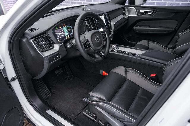 Volvo XC60 T6 Recharge AWD Ultimate Dark | Long Range | Luchtvering | Trekhaak | Bowers & Wilkins audio | 360º Camera | Parkeerverwarming | Panoramadak | Contourstoelen met geheugenfunctie | Google Maps navigatie