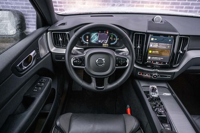 Volvo XC60 T6 Recharge AWD Ultimate Dark | Long Range | Luchtvering | Trekhaak | Bowers & Wilkins audio | 360º Camera | Parkeerverwarming | Panoramadak | Contourstoelen met geheugenfunctie | Google Maps navigatie