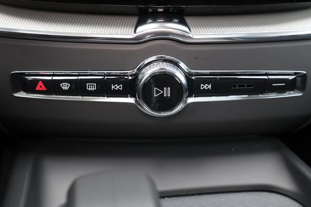 Volvo XC60 T6 Recharge AWD Plus Dark - LONG RANGE - Panorama/schuifdak - IntelliSafe Assist & Surround - 360º Camera - Adaptieve LED koplampen - Verwarmde voorstoelen, stuur & achterbank - Parkeersensoren voor & achter - Elektr. bedienb. voorstoelen met geheugen - D
