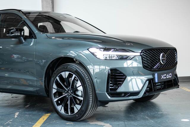 Volvo XC60 2.0 T6 Plug-in hybrid AWD Plus Dark | Schuif/Kantel Panoramadak | Harman Kardon Premium Audio | 360º Visual Park Camera | 20" Lichtmetalen Wielen | Head-Up Display | Forrest Lake Metallic |