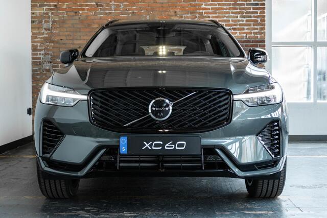 Volvo XC60 2.0 T6 Plug-in hybrid AWD Plus Dark | Schuif/Kantel Panoramadak | Harman Kardon Premium Audio | 360º Visual Park Camera | 20" Lichtmetalen Wielen | Head-Up Display | Forrest Lake Metallic |