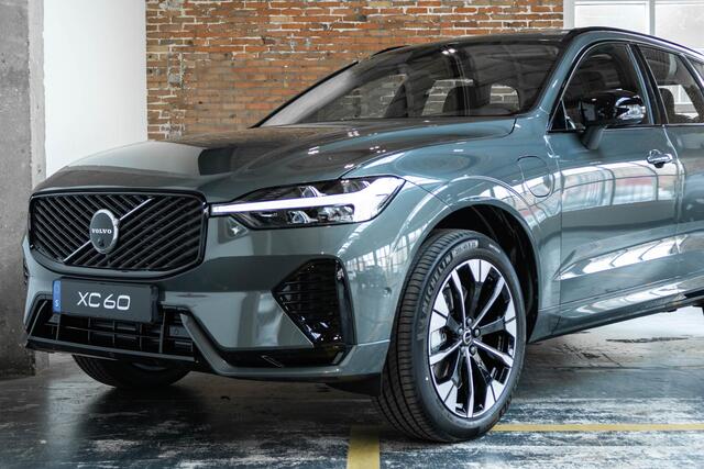 Volvo XC60 2.0 T6 Plug-in hybrid AWD Plus Dark | Schuif/Kantel Panoramadak | Harman Kardon Premium Audio | 360º Visual Park Camera | 20" Lichtmetalen Wielen | Head-Up Display | Forrest Lake Metallic |