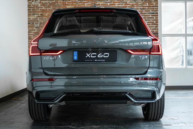 Volvo XC60 2.0 T6 Plug-in hybrid AWD Plus Dark | Schuif/Kantel Panoramadak | Harman Kardon Premium Audio | 360º Visual Park Camera | 20" Lichtmetalen Wielen | Head-Up Display | Forrest Lake Metallic |
