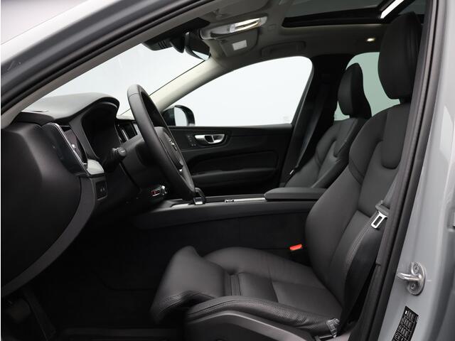 Volvo XC60 T8 AWD Plug-in hybrid Plus Bright / Trekhaak / Pan. dak / Elektr. bed. stoelen / Geïntegr. kinderzitjes / Privacy glass / Gelaagd glas
