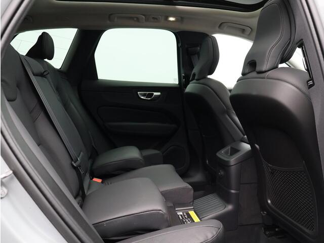 Volvo XC60 T8 AWD Plug-in hybrid Plus Bright / Trekhaak / Pan. dak / Elektr. bed. stoelen / Geïntegr. kinderzitjes / Privacy glass / Gelaagd glas