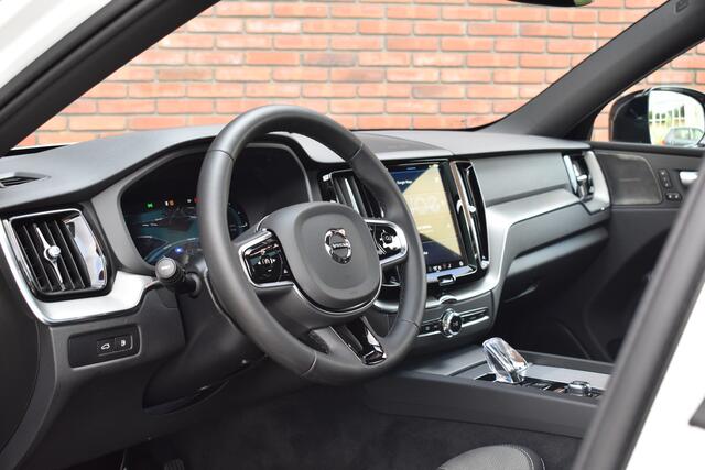 Volvo XC60 T6 350PK Plug-in hybrid AWD Plus Dark | 360 Camera | Trekhaak | Luchtvering | 21'' | Harman/Kardon |