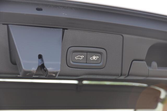 Volvo XC60 T6 350PK Automaat AWD Plus Dark Long range / Trekhaak /Adaptieve cruise control / Panoramadak / Apple carplay / Parkeersensoren met 360 camera / Elektrische achterklep / Elektrische stoelen met geheugen / Stoel en stuurwielverwarming