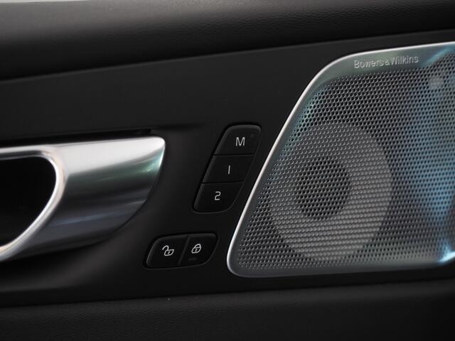Volvo XC60 2.0 T6 Plug-in hybrid AWD Ultra Black Edition | Actieve Luchvering | Bowers & Wilkins Audio | Massage Stoelen | Stoelventilatie | Inklapbare Trekhaak | Head-Up Display | Volledig Nappa Leder