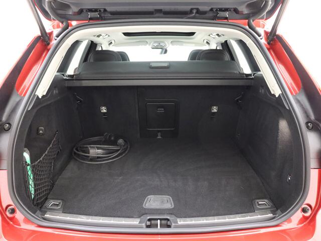 Volvo XC60 T6 350pk AWD Inscription / Long Range / H&K Audio / Leder / Panoramadak / FULL-LED / Stoel + Stuurw. Verwarming / Elektr. Bestuurdersstoel / 360 Camera / Trekhaak / 19'' / ACC / Draadloze oplader /