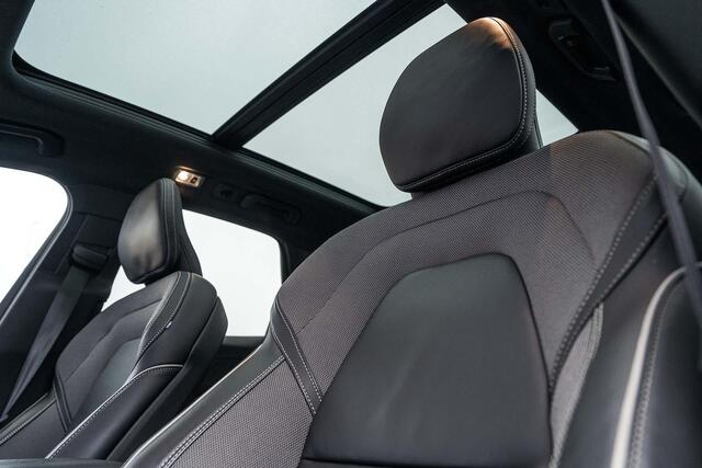 Volvo XC60 T6 Recharge AWD R-Design | Luchtvering | Trekhaak | Parkeerverwarming | Adaptive Cruise control | Camera | Verwarmbare voorruit | Adaptieve Full LED koplampen | Geheugen best. stoel
