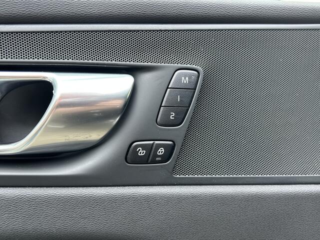 Volvo XC60 Recharge T6 AWD Business Pro | Panoramadak