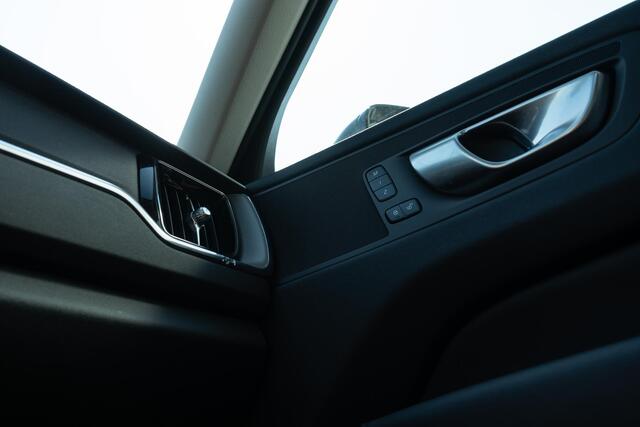 Volvo XC60 2.0 T6 Plug-in hybrid AWD Plus Dark | Keyless | Schuif-/Kanteldak | 360 camera | Elek. Verstelbare Voorstoelen | Stuurverw. | Stoelverw. Voor + Achter | Adaptive Cruise Control