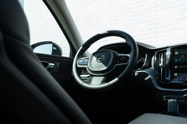 Volvo XC60 2.0 T6 Plug-in hybrid AWD Plus Dark | Keyless | Schuif-/Kanteldak | 360 camera | Elek. Verstelbare Voorstoelen | Stuurverw. | Stoelverw. Voor + Achter | Adaptive Cruise Control