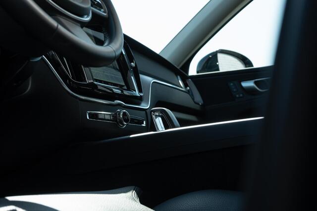 Volvo XC60 2.0 T6 Plug-in hybrid AWD Plus Dark | Keyless | Schuif-/Kanteldak | 360 camera | Elek. Verstelbare Voorstoelen | Stuurverw. | Stoelverw. Voor + Achter | Adaptive Cruise Control