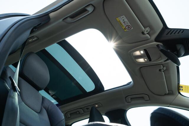 Volvo XC60 2.0 T6 Plug-in hybrid AWD Plus Dark | Keyless | Schuif-/Kanteldak | 360 camera | Elek. Verstelbare Voorstoelen | Stuurverw. | Stoelverw. Voor + Achter | Adaptive Cruise Control