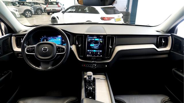 Volvo XC60 2.0 T8 AWD Plug-in hybrid LONG RANGE Plus Bright PANORAMADAK + HARMAN/KARDON + EL.TREKHAAK + ADAPT.CRUISE + PILOT ASSIST + STOELVERWARMING&/-VENTILATIE + STUURVERWARMING + 360 CAMERA + HEAD-UP DISPLAY + PARKSENSOREN V&A + 20" LM-VELGEN!!
