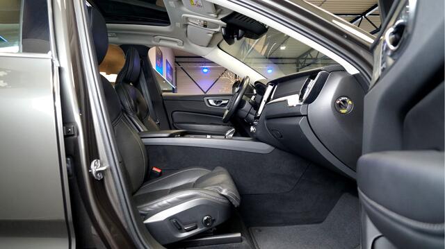 Volvo XC60 2.0 T8 AWD Plug-in hybrid LONG RANGE Plus Bright PANORAMADAK + HARMAN/KARDON + EL.TREKHAAK + ADAPT.CRUISE + PILOT ASSIST + STOELVERWARMING&/-VENTILATIE + STUURVERWARMING + 360 CAMERA + HEAD-UP DISPLAY + PARKSENSOREN V&A + 20" LM-VELGEN!!