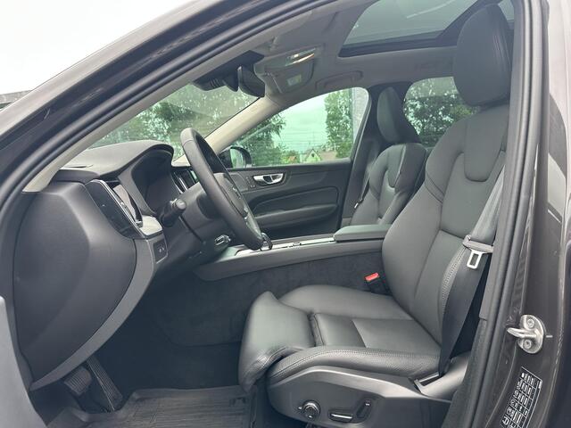 Volvo XC60 2.0 T6 Plug-in hybrid AWD Plus Dark / Trekhaak / Pano. dak / Harman Kardon / 360 camera / Elek. stoelen / Stoel + stuur verwarmd /