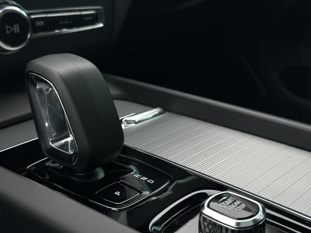 Volvo XC60 2.0 T6 Plug-in hybrid AWD Plus Dark / Trekhaak / Pano. dak / Harman Kardon / 360 camera / Elek. stoelen / Stoel + stuur verwarmd /