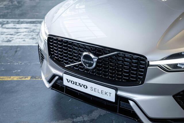 Volvo XC60 T6 Automaat Plug-in hybrid AWD Plus Dark | 4-seizoenenbanden | Google infotainment | 360° Parkeercamera | Harman Kardon premium audio | Semi Electrische trekhaak | Panoramadak | Parkeersensoren voor + achter | Longe Range | Electrische bedienbare voorstoe