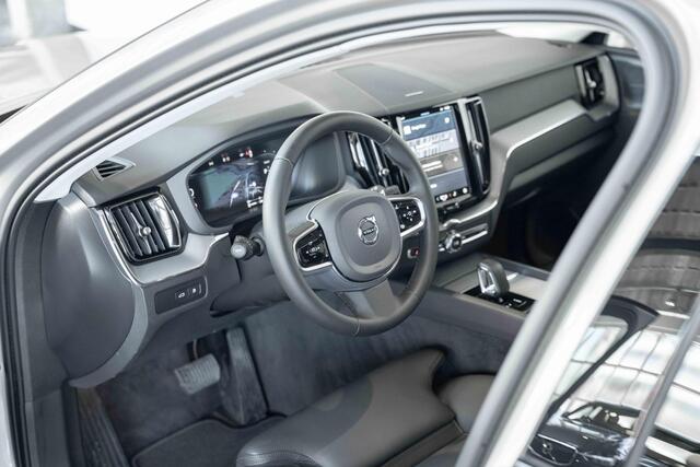 Volvo XC60 T6 Automaat Plug-in hybrid AWD Plus Dark | 4-seizoenenbanden | Google infotainment | 360° Parkeercamera | Harman Kardon premium audio | Semi Electrische trekhaak | Panoramadak | Parkeersensoren voor + achter | Longe Range | Electrische bedienbare voorstoe