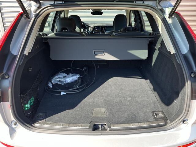 Volvo XC60 2.0 T6 Plug-in hybrid AWD Plus Dark / Trekhaak inklapbaar / elektr. voorstoelen met geheugen / stoelverw. voor & achter /