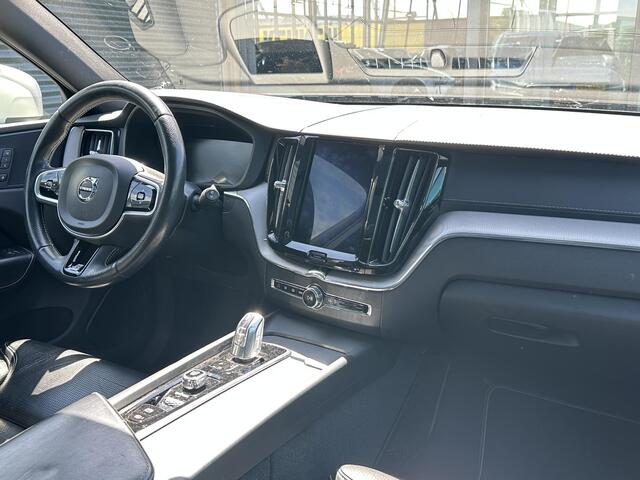 Volvo XC60 2.0 T8 Twin Engine AWD R-Design / Trekhaak / Pano. dak / Massagestoelen / Verwarmde en geventileerde stoelen / Elek. stoelen / Luchtvering / 360 camera / Pilot assist /