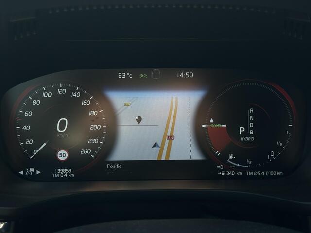 Volvo XC60 2.0 T8 Twin Engine AWD R-Design / Trekhaak / Pano. dak / Massagestoelen / Verwarmde en geventileerde stoelen / Elek. stoelen / Luchtvering / 360 camera / Pilot assist /