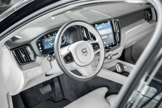 Volvo XC60 T6 Automaat Plug-in hybrid AWD Plus Bright | Harman Kardon premium audio | Blond lederen bekleding | Panoramadak | Google infotainment | 4-seizoenenbanden | Adaptive cruise control | Semi-electrische wegklapbare trekhaak | 360° parkeercamera | Parkeersens